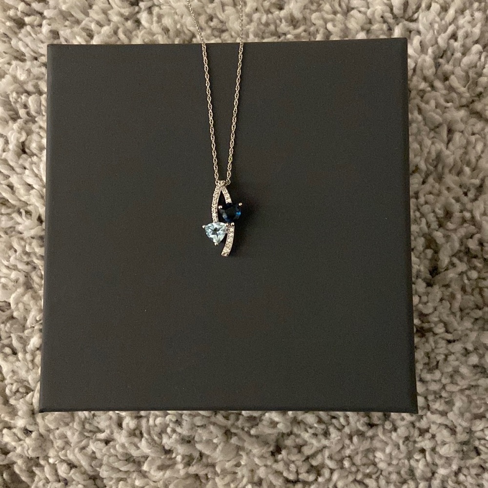 beautiful sterling silver necklace! perf for mom or sister